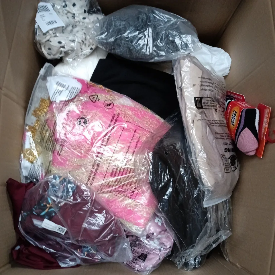 BOX OF APPROXIMATELY 20 ASSORTED CLOTHING ITEMS TO INCLUDE PYJAMAS, TOPS, SOCKS, ETC