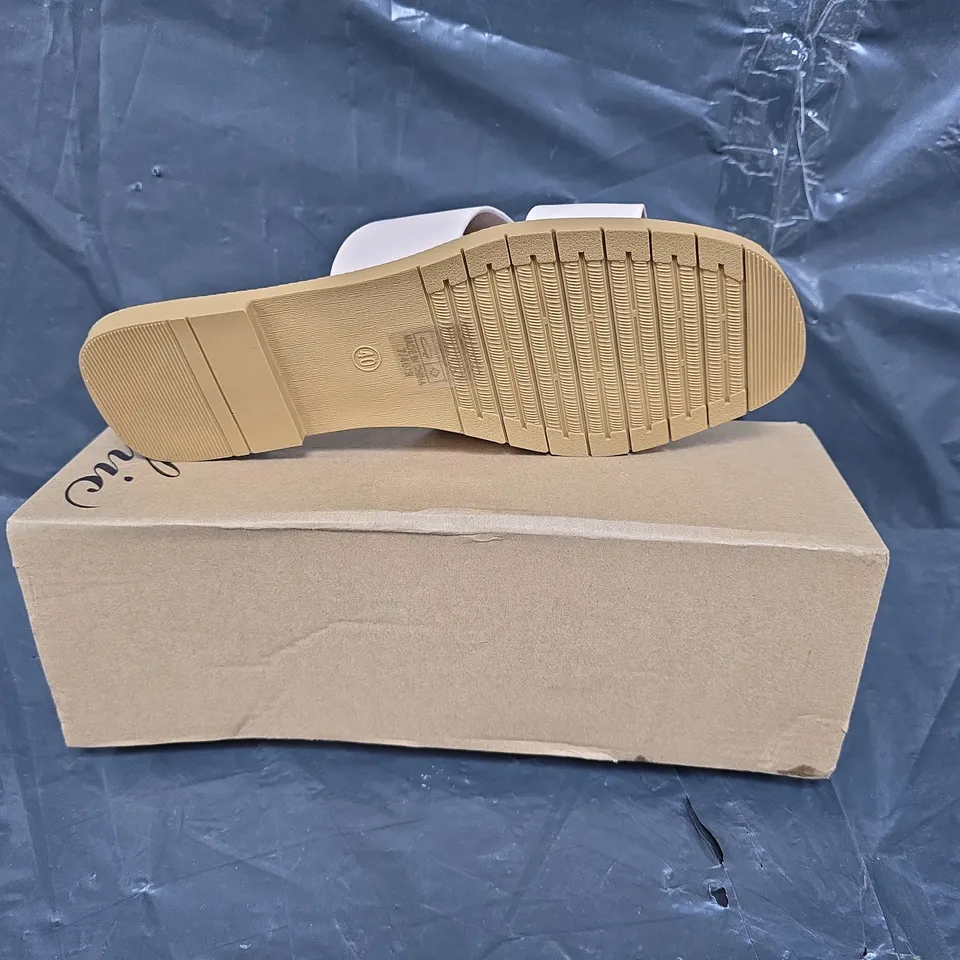 BOXED PAIR OF CHIC OPEN TOE SANDALS IN WHITE SIZE UK 7 