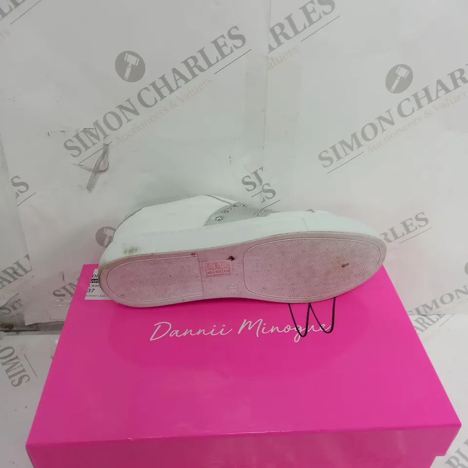 BOXED PAIR OF DANNII MINOGUE DMGALAXYTRAI WHITE-SILVER LEATHER SIZE 4
