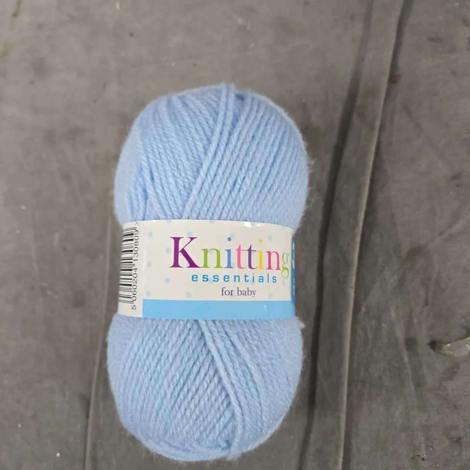 BOX OF APPROXIMATELY 15 ASSORTED ITEMS TO INCLUDE: ALARM CLOCK AND YARN