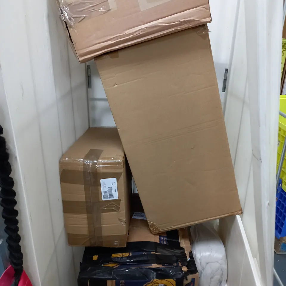 APPROXIMATELY 5 ASSORTED ITEMS TO INCLUDE OUTDOOR FLORAL DECOR LIGHT, GARDEN GNOME LIGHT, HEATED THROW, ETC