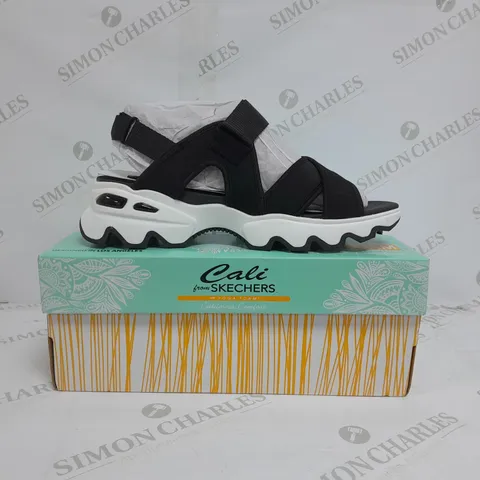 BOXED PAIR OF SKECHERS BIG LUG SANDALS IN BLACK SIZE 7