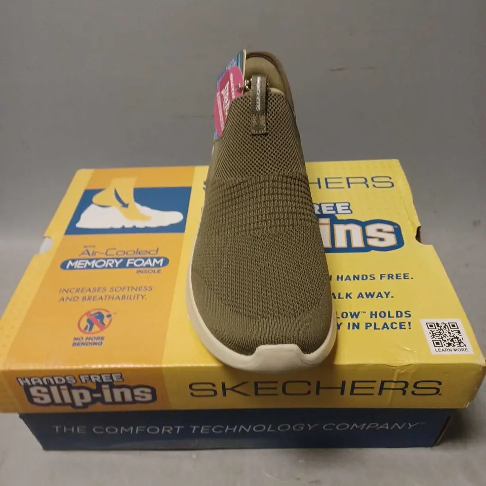 BOXED PAIR OF SKECHERS HANDS FREE SLIP IN SHOES - 6