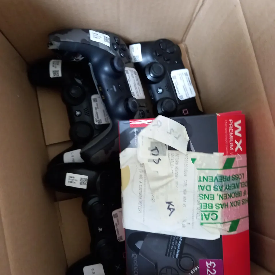 BOX OF APPROXIMATELY 5 ASSORTED CONTROLLERS TO INCLUDE GIOTECK, PLAYSTATION 4 & PLAYSTATION 5