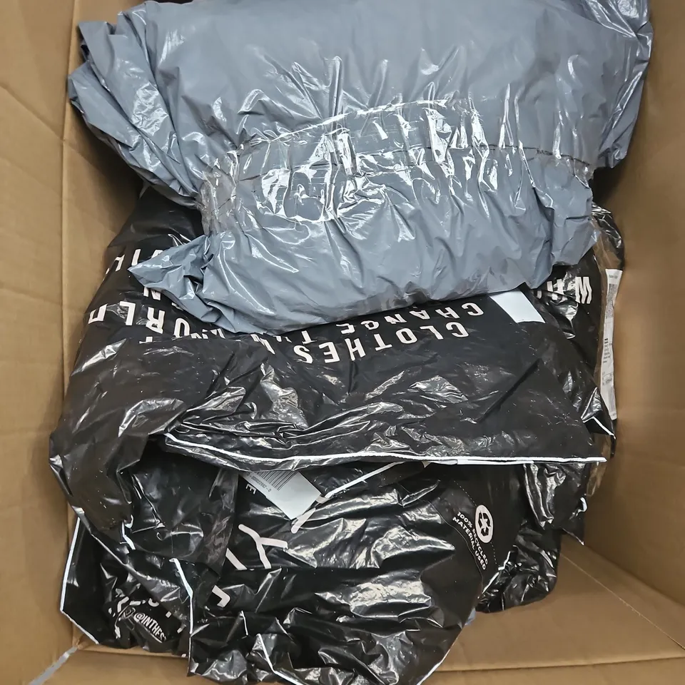 APPROXIMATELY 20 ASSORTED CLOTHING ITEMS IN VARIOUS STYLES AND SIZES 