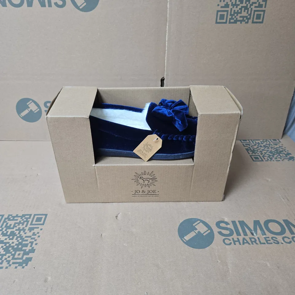 JO AND JOE SLIPPERS WITH BOW NAVY SIZE 6 BOXED