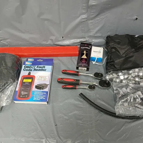 TOTE OF APPROXIMATELY 8 ASSORTED CAR ITEMS TO INCLUDE CODE READER, CARFUME, AND WRENCHES ETC. - COLLECTION ONLY 