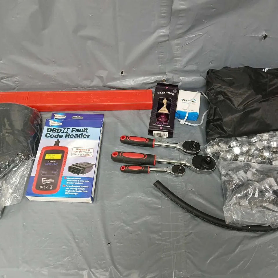 TOTE OF APPROXIMATELY 8 ASSORTED CAR ITEMS TO INCLUDE CODE READER, CARFUME, AND WRENCHES ETC. - COLLECTION ONLY 