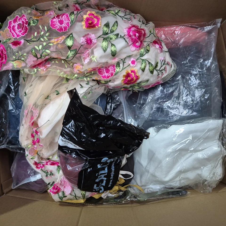 APPROXIMATELY 40 ASSORTED CLOTHING ITEMS IN VARIOUS SIZES, STYLES & COLOURS TO INCLUDE JEANS, TOPS, JACKETS, ETC - COLLECTION ONLY
