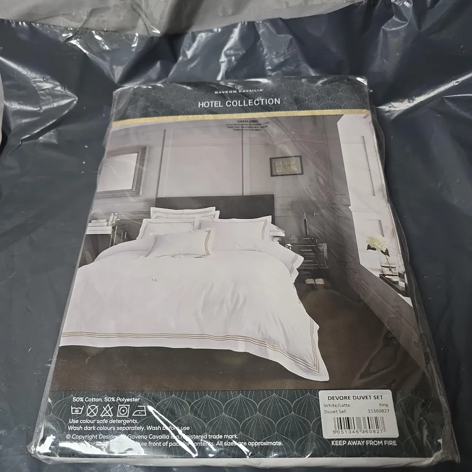 GAVENO CAVALIA HOTEL COLLECTION KING SIZE DUVET COVER AND 2 PILLOWCASES