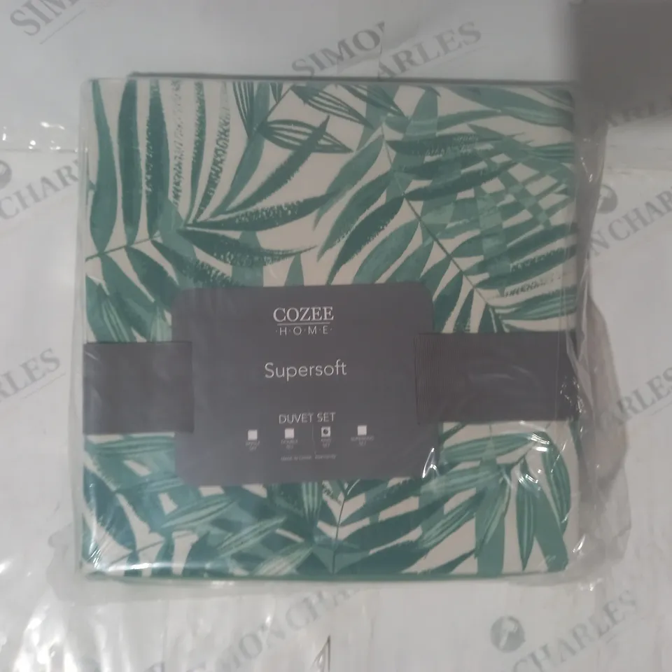 BOXED COZEE HOME SUPERSOFT DUVET SET IN GREEN/WHITE - KING SIZE