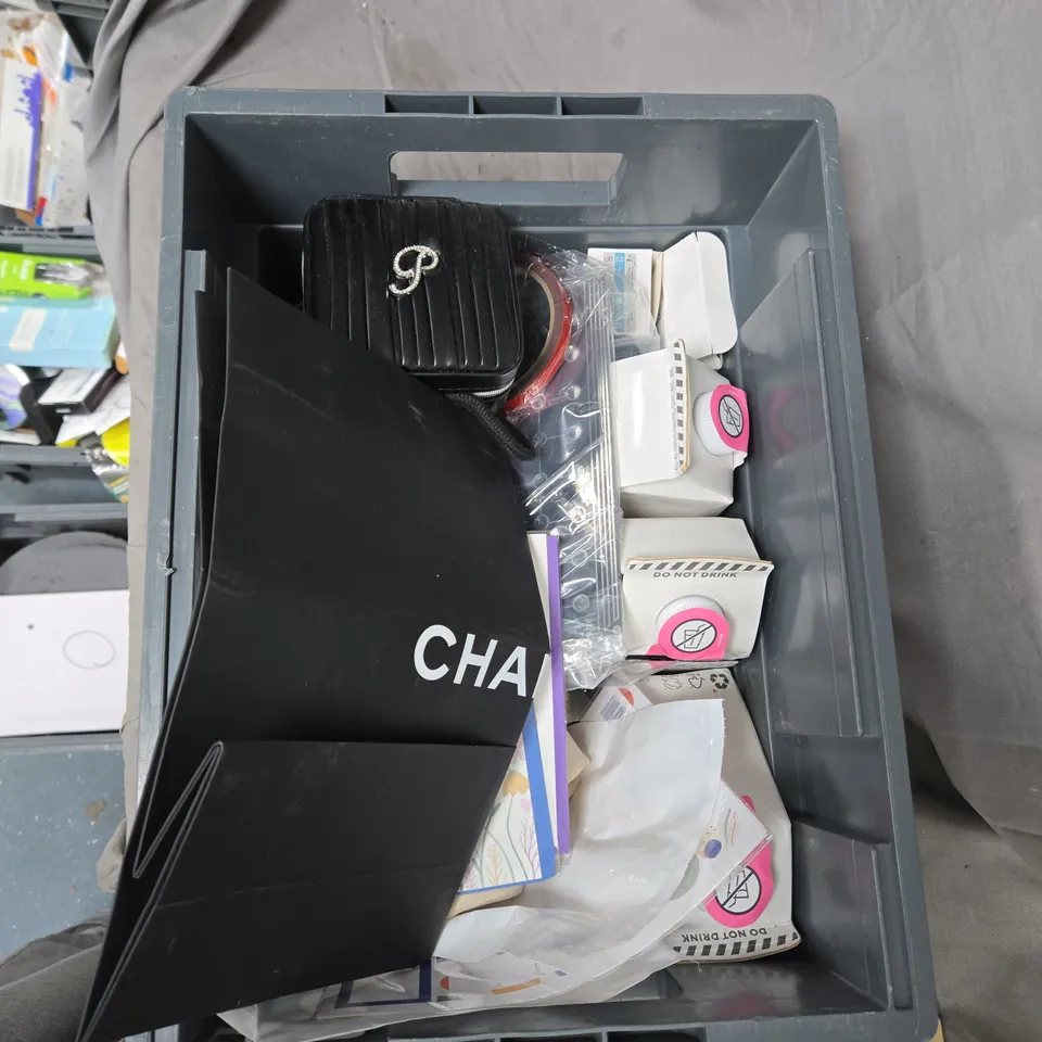 A TOTE OF ASSORTED ITEMS TO INCLUDE WINSOR & NEWTON GOUACHE PAINT SET; TEMPERED GLASS SCREEN PROTECTOR; MAKEUP BRUSH CLEANER – ASSORTED ART & COSMETICS