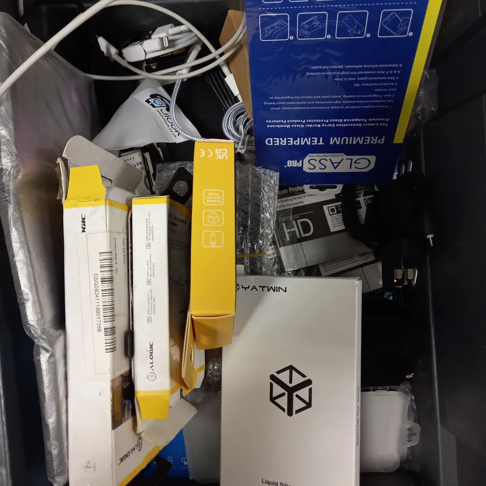 APPROXIMATELY 30 ASSORTED SMARTPHONE/TABLET ACCESSORIES TO INCLUDE PROTECTIVE CASES, USB PLUGS, DISPLAY PORT ADAPTER ETC 	