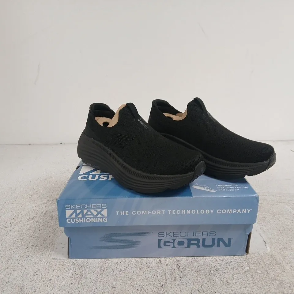 SKECHERS GORUN SLIP-ON TRAINERS – BLACK, UK 6 (BOXED)