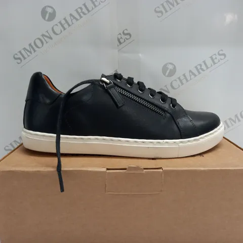 BOXED MAISON DE NIMES LEATHER ZIP SIDE TRAINER - SIZE 7