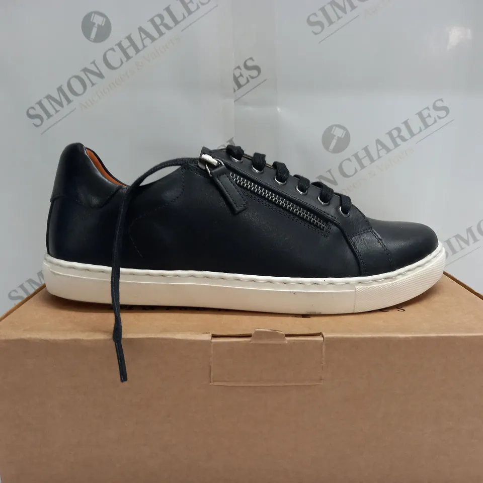 BOXED MAISON DE NIMES LEATHER ZIP SIDE TRAINER - SIZE 7