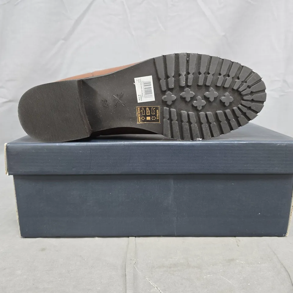 BOXED PAIR OF CREW CLOTHING COMPANY LOTTIE CHELSEA BOOTS IN TAN SIZE EU 37