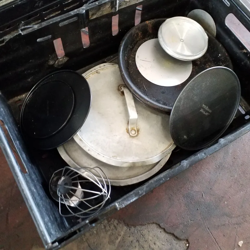 LOT OF APPROXIMATELY 28 ASSORTED KITCHEN POTS & UTENSILS 