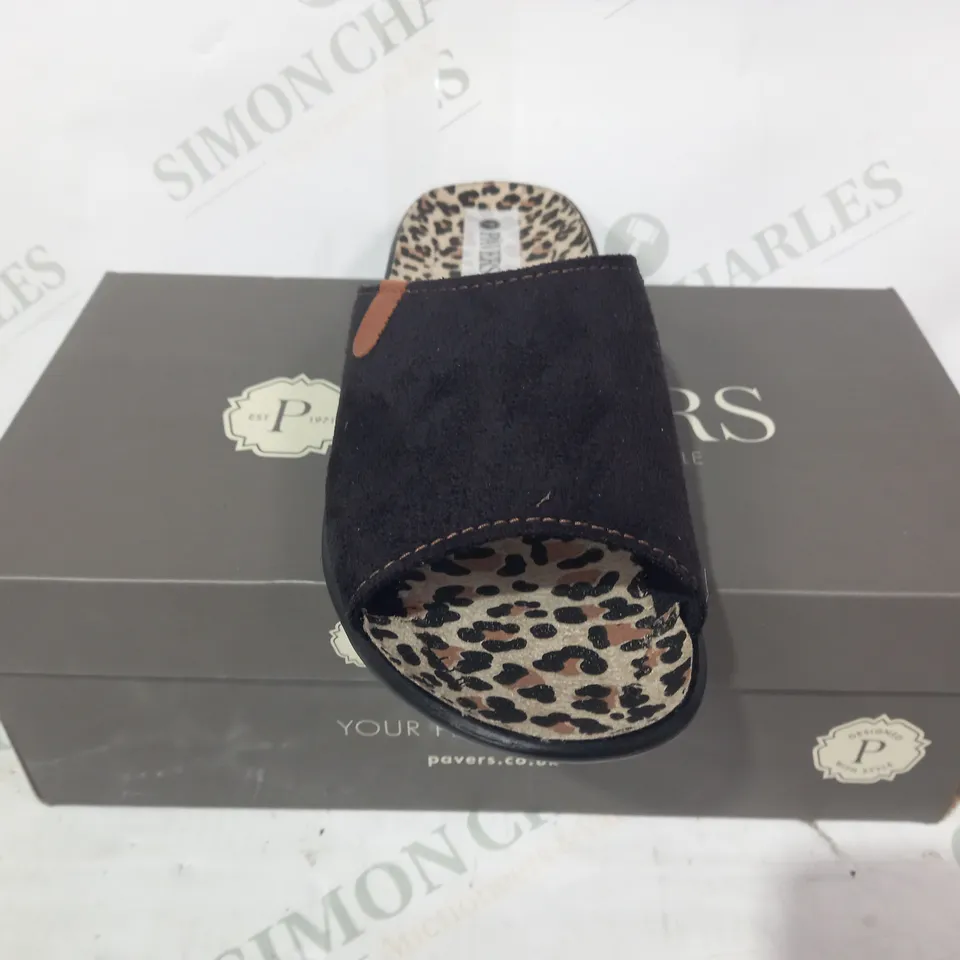 BOXED PAIR OF PAVERS OPEN TOE SANDALS IN BLACK/LEOPARD PRINT EU SIZE 38