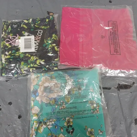 APPROXIMATELY 25 ASSORTED CLOTHING ITEMS TO INCLUDE TOPS, DRESSES , JACKETS ETC