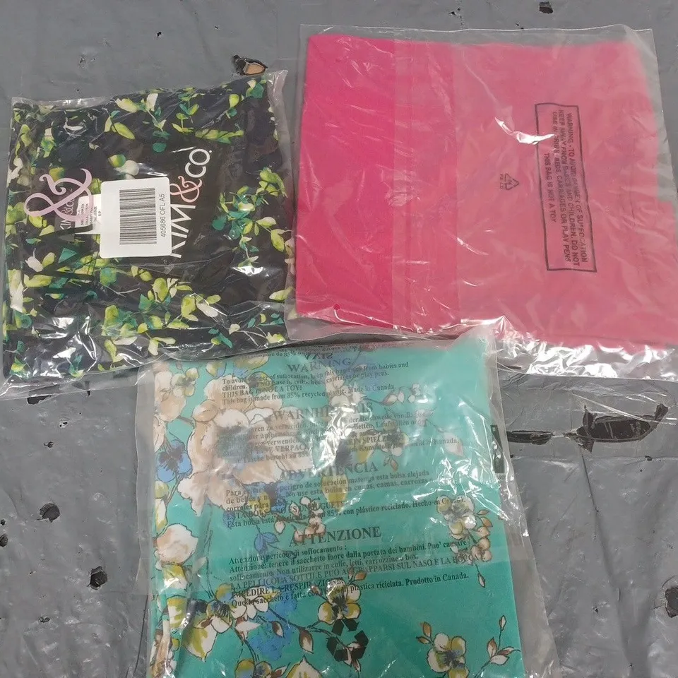 APPROXIMATELY 25 ASSORTED CLOTHING ITEMS TO INCLUDE TOPS, DRESSES , JACKETS  ETC