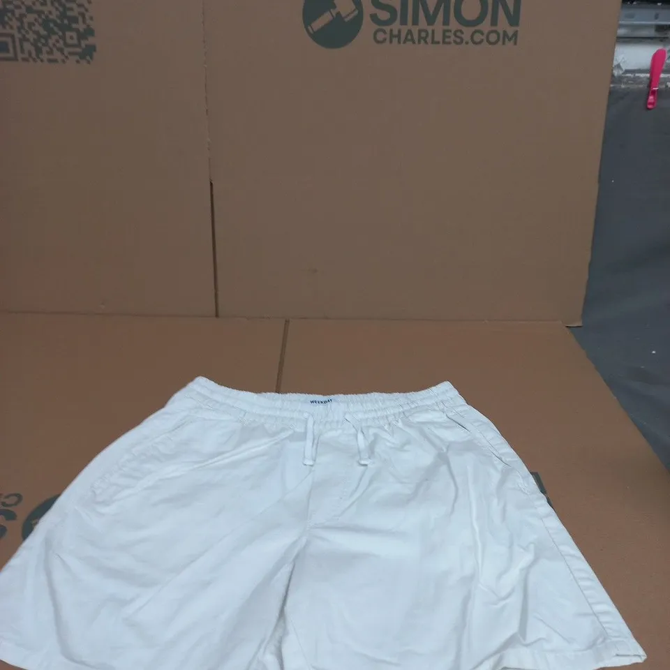 WEEKDAY WHITE SHORTS – UK S 