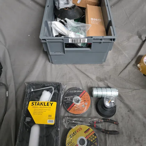 APPROXIMATELY 25 ITEMS OF ASSORTED WORKSHOP TOOLS & HARDWARE  (STANLEY ROLLER SET, CUT-OFF DISCS).