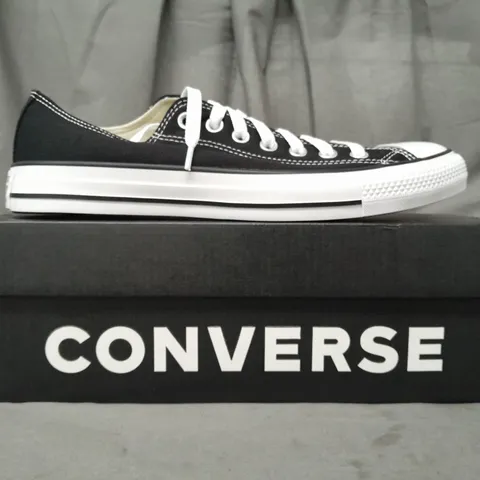 BOXED PAIR OF CONVERSE ALL STAR LOW SHOES IN BLACK/WHITE UK SIZE 9