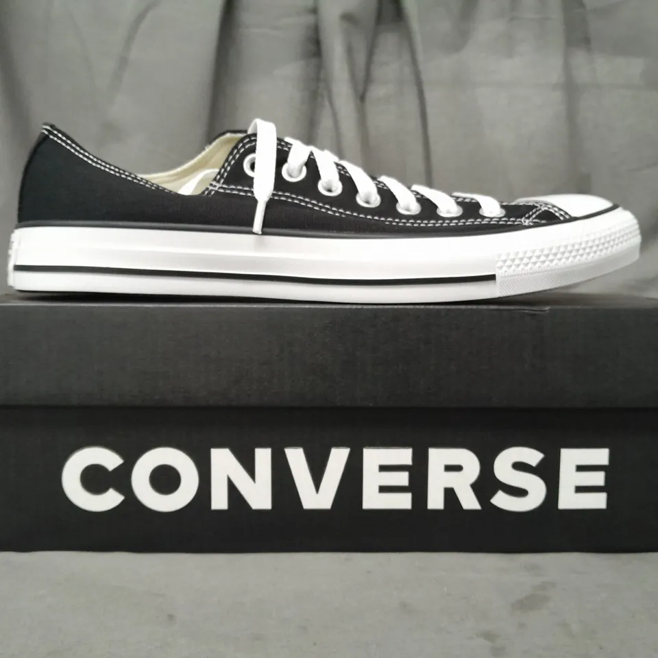 BOXED PAIR OF CONVERSE ALL STAR LOW SHOES IN BLACK/WHITE UK SIZE 9