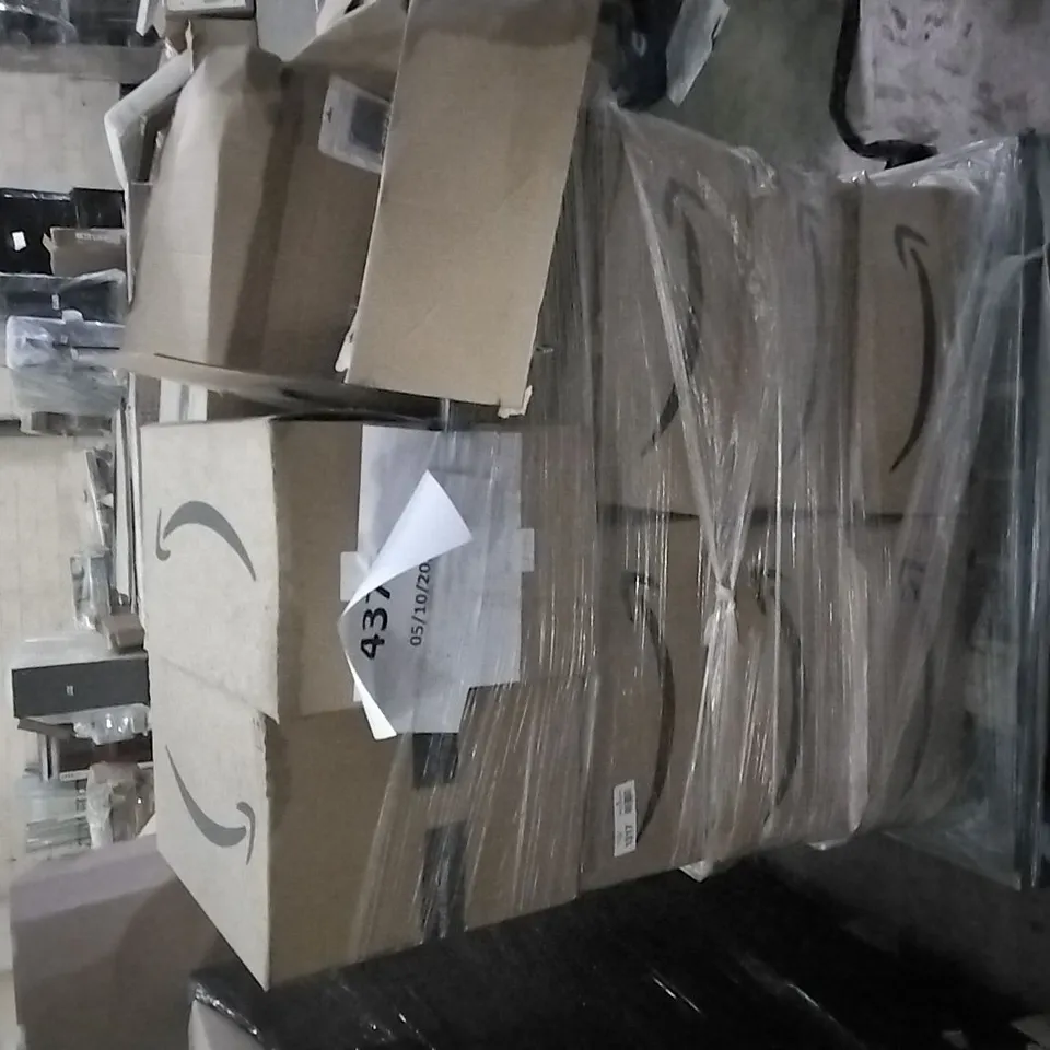 PALLET OF ASSORTED ITEMS INCLUDING 2022 CALENDAR REEFS CALENDAR, 2022 LIGHTHOUSES CALENDAR, BALD CAPS, VIRGINIA PANETTONE AL LIMONENE, CHRISTMAS WINDOW STICKERS, 2022 GOLDEN RETRIEVER PUPPIES 