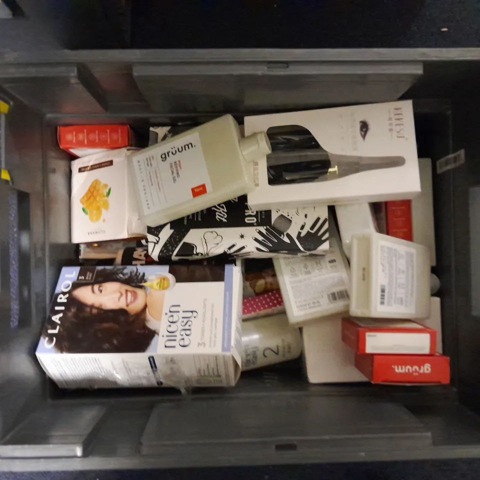 APPROXIMATELY 20 ASSORTED HEALTH & BEAUTY ITEMS TO INCLUDE - AUSSIE BONZA COLOUR CONDITIONER, AVEENO SKIN RELIEF BODY OIL AND GIVE ME CONDITIONER