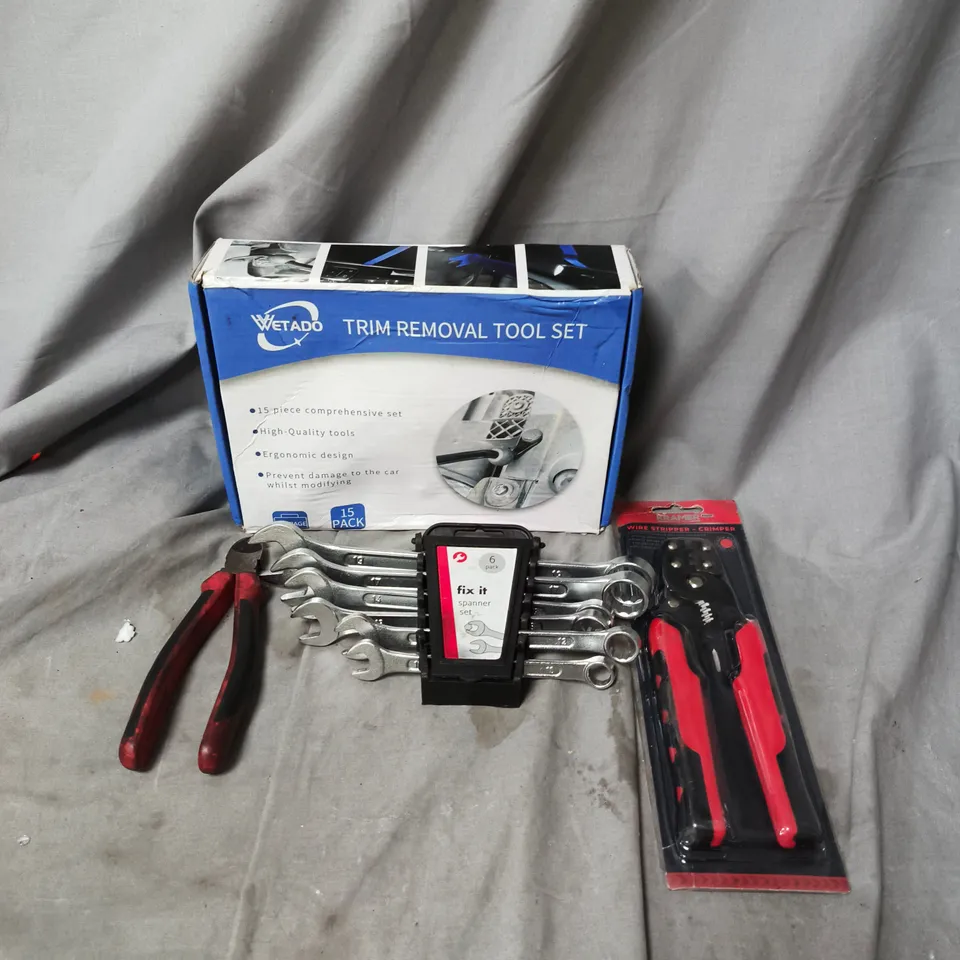 TOTE OF APPROXIMATELY 15 ASSORTED TOOLS TO INCLUDE TRIM REMOVAL TOOL SET, WIRE STRIPPER AND A FIX IT SPANNER SET
