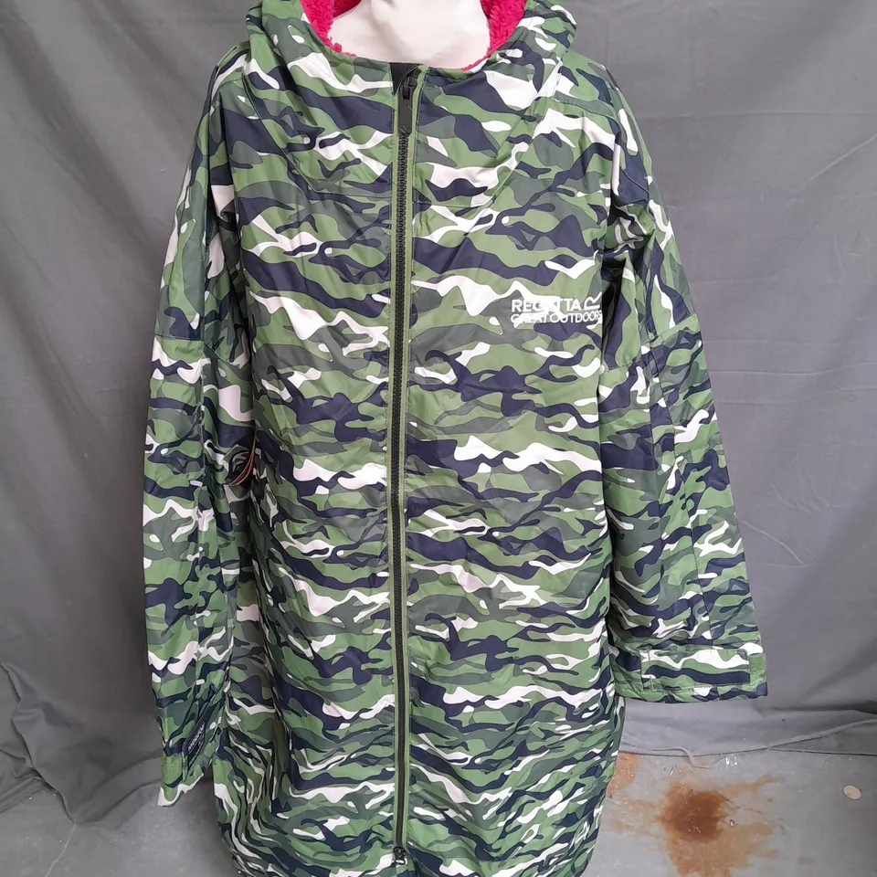 REGATTA GREAT OUTDOORS ADULT WATERPROOF ROBE IN CACTUS CAMO SIZE L/XL
