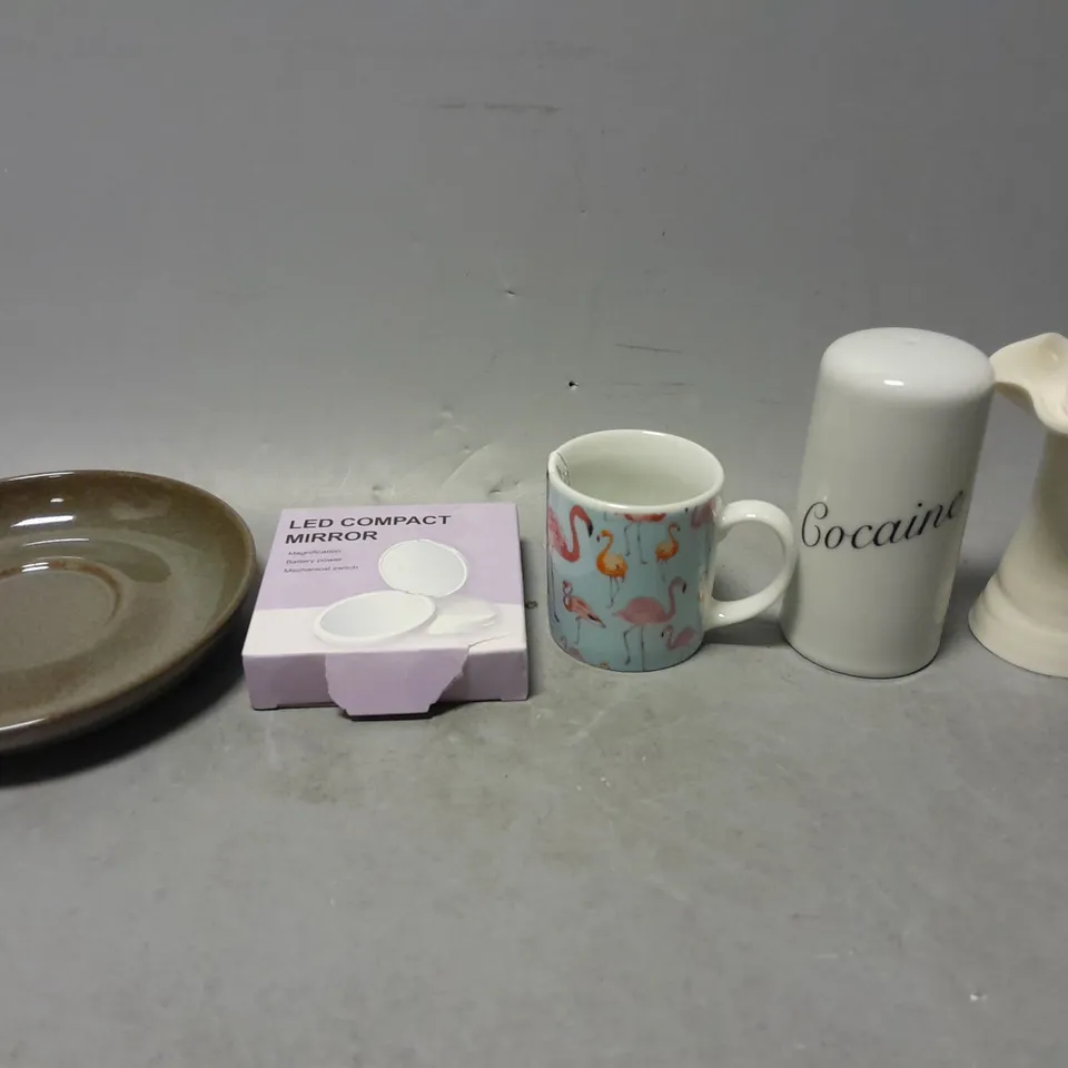 APPROXIMATELY 8 ASSORTED ITEMS TO INCLUDE -  LED COMPACT MIRROR , TEA CUP DISH , MINI MUG ETC