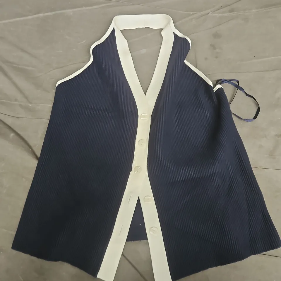 ABERCROMBIE & FITCH BUTTON TOP IN NAVY/WHITE - MEDIUM