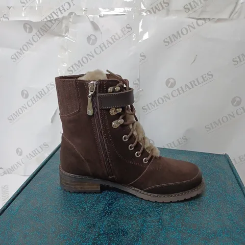 PAIR OF EMU AUSTRALIA "WALDRON" MIX BOOT ESPRESSO SIZE 4