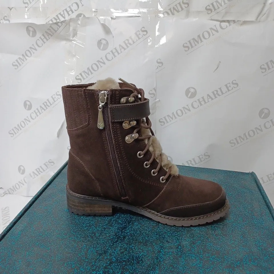 PAIR OF EMU AUSTRALIA "WALDRON" MIX BOOT ESPRESSO SIZE 4 