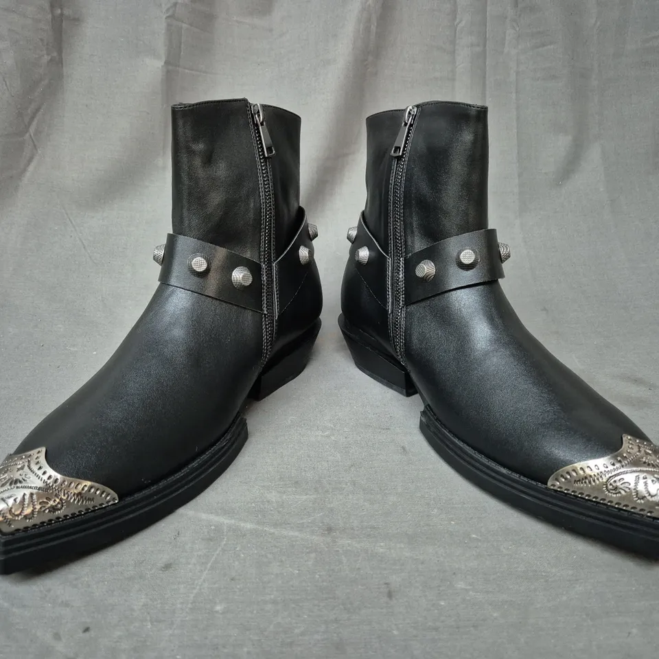 BOXED PAIR OF KOI SOULRENDER MEN'S HARDWARE COWBOY BOOTS IN BLACK/ANTIQUE SILVER UK SIZE 8