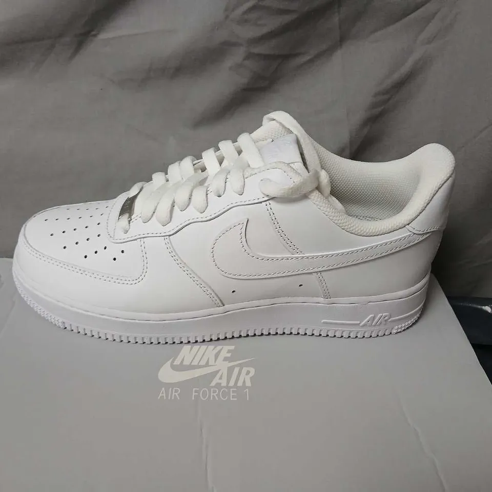 NIKE AIR FORCE 1 '07 WHITE/WHITE, UK 6.5 (US 7.5)