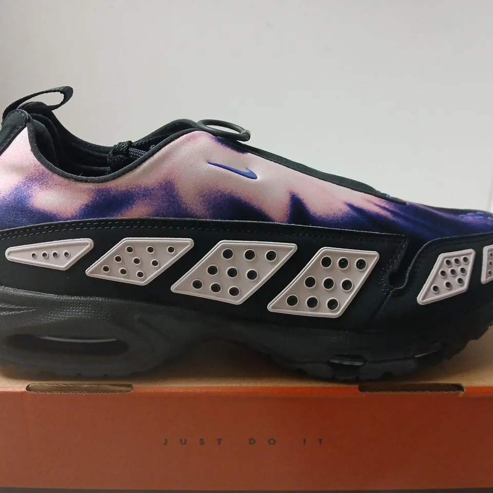 BOXED PAIR OF NIKE AIR MAX SNDR SHOES – SIZE 7.5