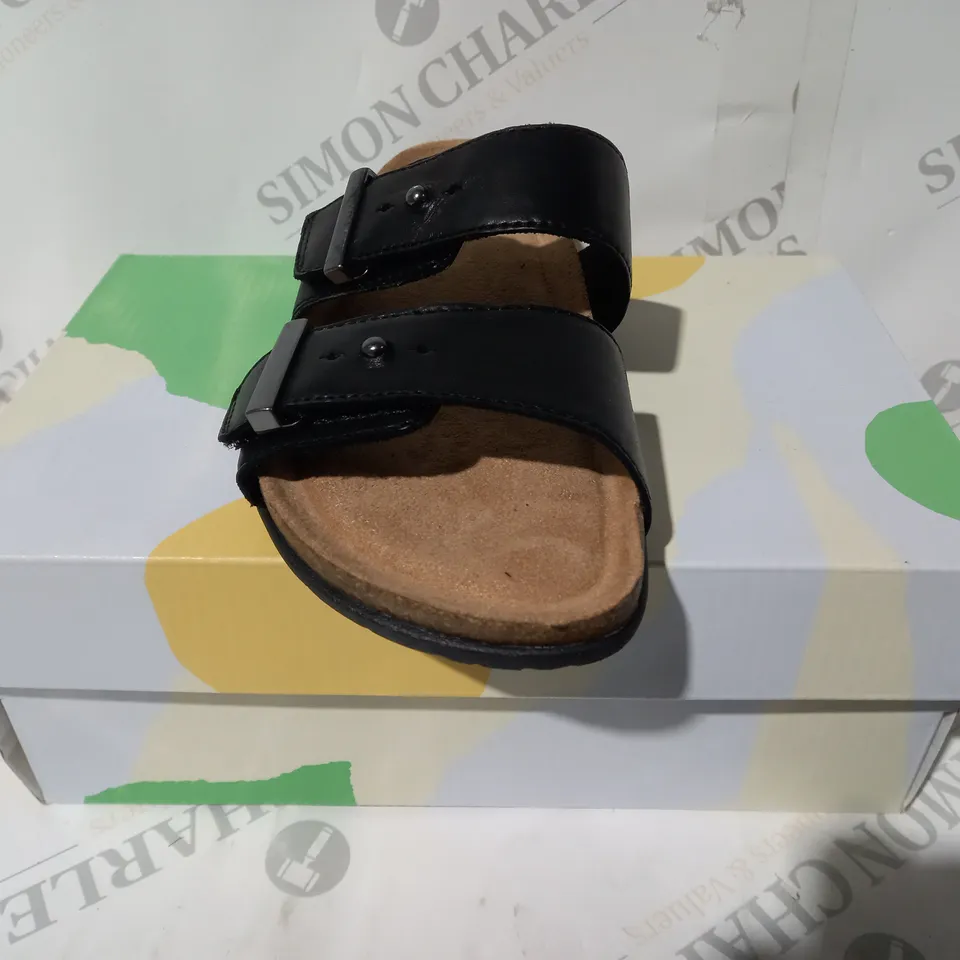BOXED PAIR OF EARTH ORIGINS OPEN TOE SANDALS IN BLACK UK SIZE 3