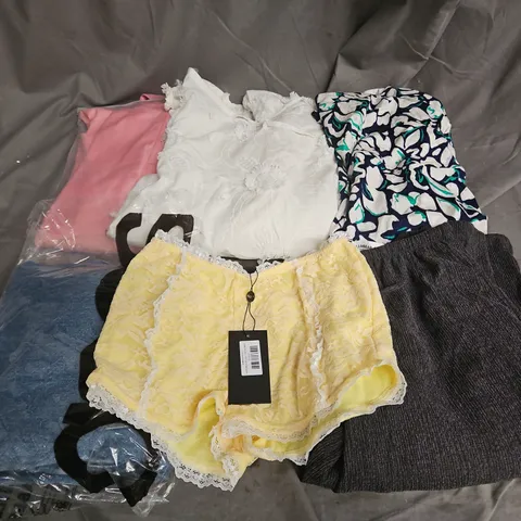 BOX OF APPROXIMATELY 20 ASSORTED CLOTHING ITEMS TO INCLUDE - DRESS, JEANS, SHORTS, ETC