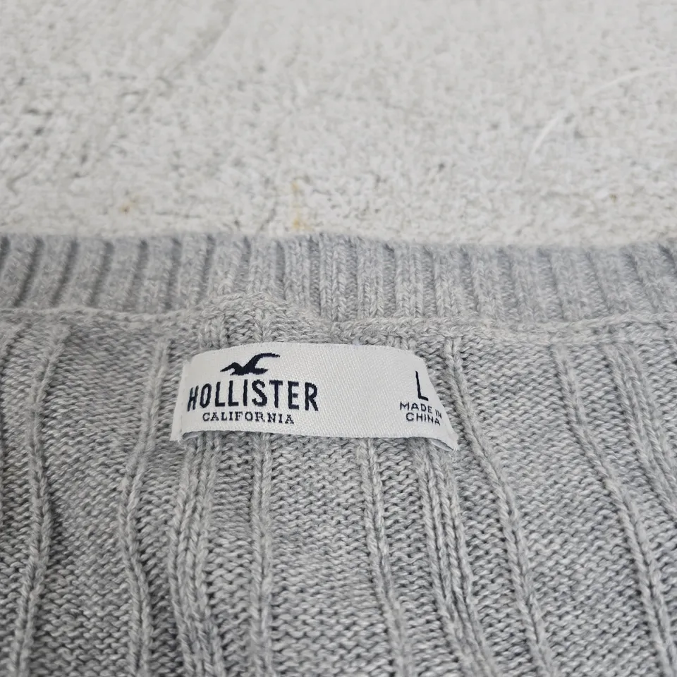 HOLLISTER GREY CABLE-KNIT SWEATER – SIZE L