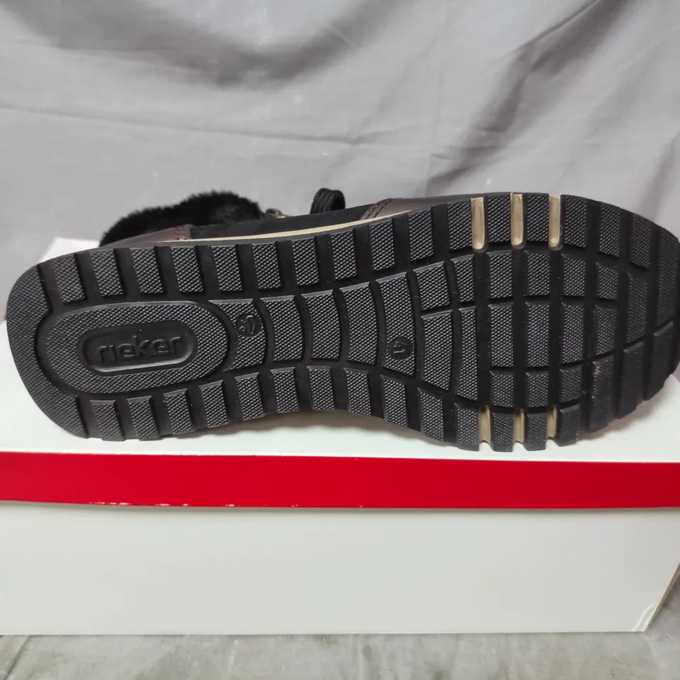 BOXED PAIR OF RIEKER WOMEN'S ANKLE BOOTS WITH FUR LINING – BLACK/BROWN LEATHER - SIZE 7.5