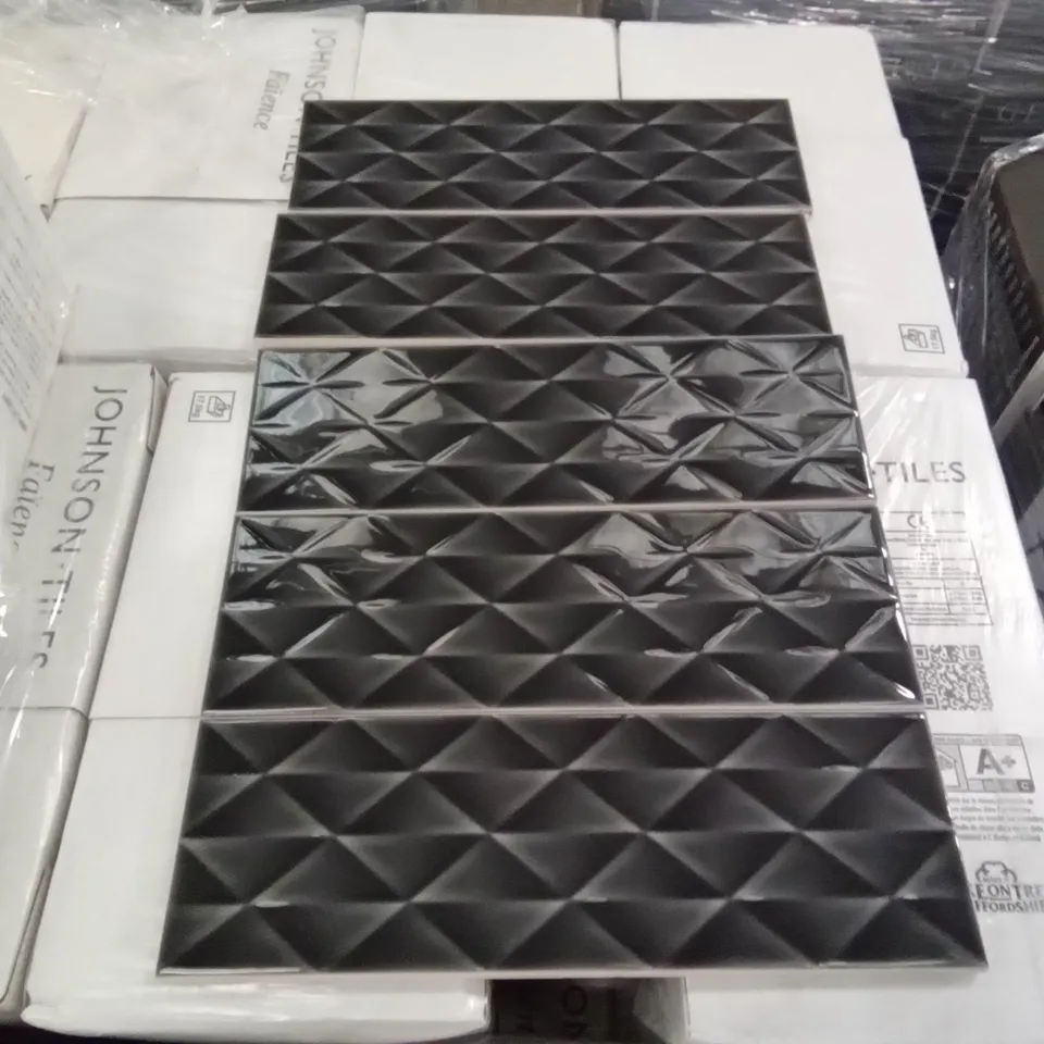 PALLET OF APPROXIMATELY 50 PACKS OF 34 VINTAG BEIGE & NOIR 30×10CM TILES - EACH PACK COVERS APPROXIMATELY 1M² (TOTAL APPROX. 50 SQ.METRES) 