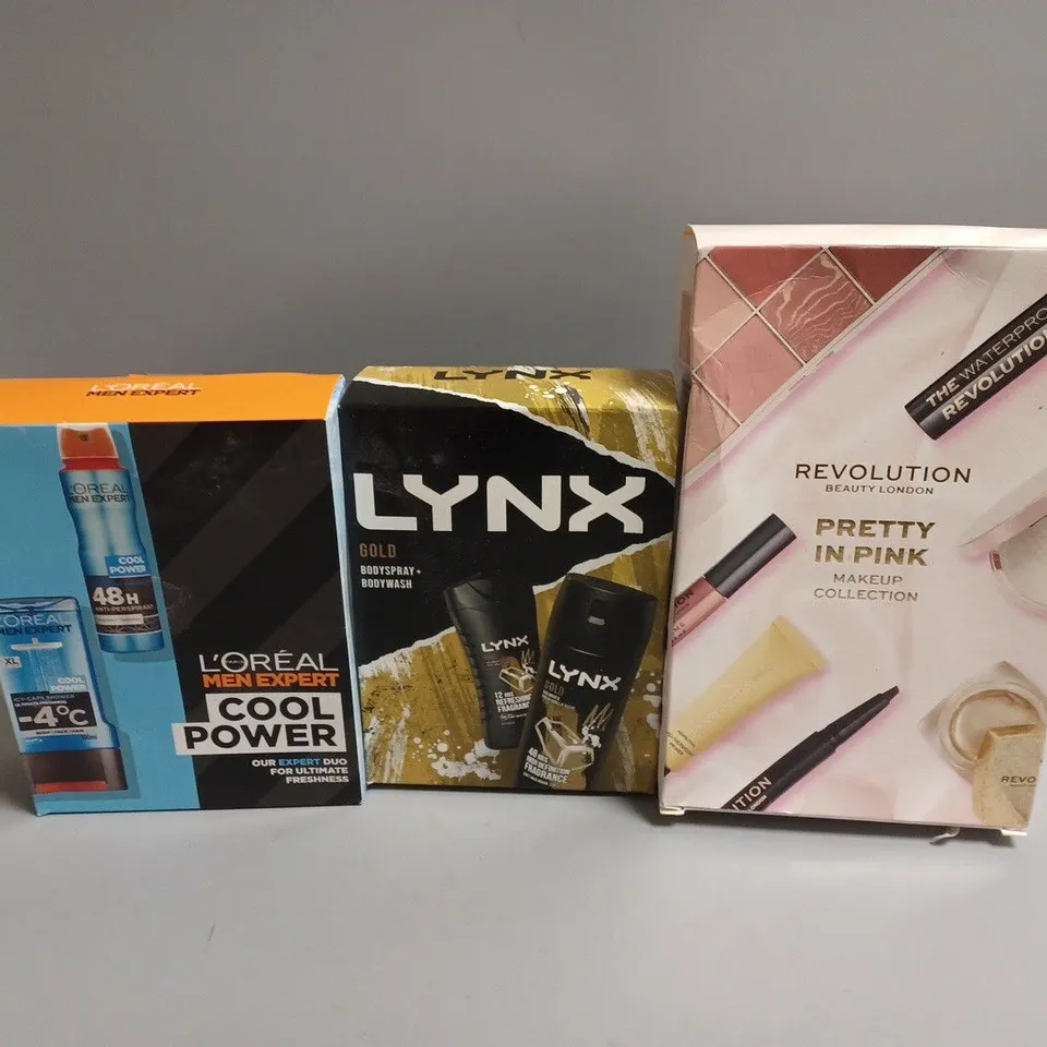 APPROXIMATELY 10 FRAGRANCE AND COSMETIC BOXSETS TO INCLUDE LYNX GOLD SET, REVOLUTION PRETTY IN PINK MAKEUP COLLECTION, LOREAL MEN EXPERT COOL POWER DUO, ETC