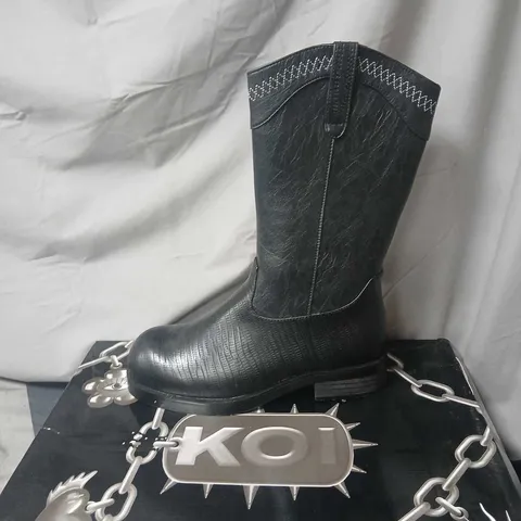 KOI THE LAST COURTSHIP MEN'S ORNATE STACKED COWBOY BOOTS - , BLACK LIZARD UK9