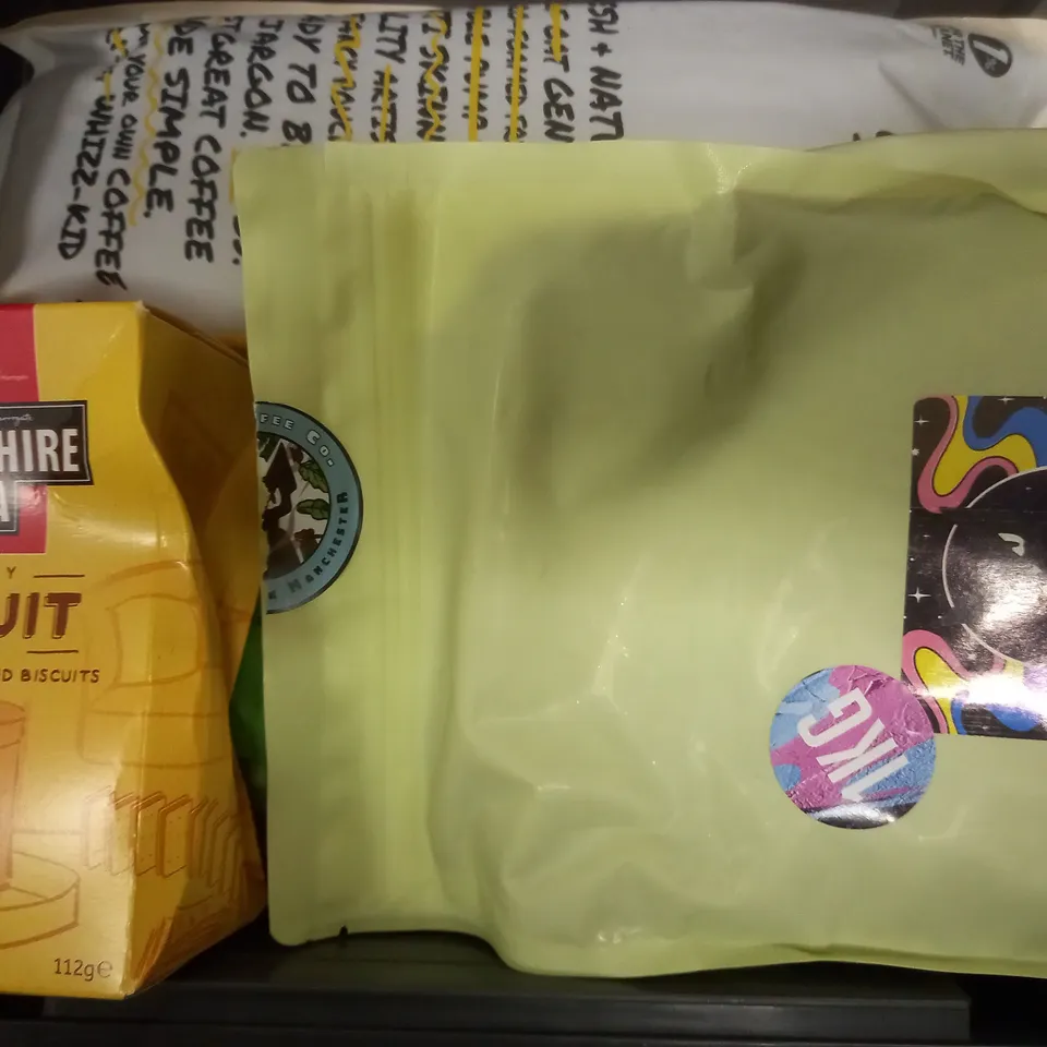 BOX OF APPROX 6 ASSORTED FOOD ITEMS TO INCLUDE - YORKSHIRE TEA MALTY BISCUIT BREW - RAVE COFFEE - HUNTER & GATHER COLLAGEN PEPTIDES ECT