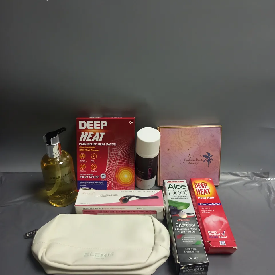 BOX OF APPROXIMATELY 20 COSMETIC ITEMS TO INCLUDE - DEEP HEAT PAIN RELIEF PATCH - ELEMIS COSMETICS BAG - ALOE DENT CHARCOAL TOOTHPASTE - ETC