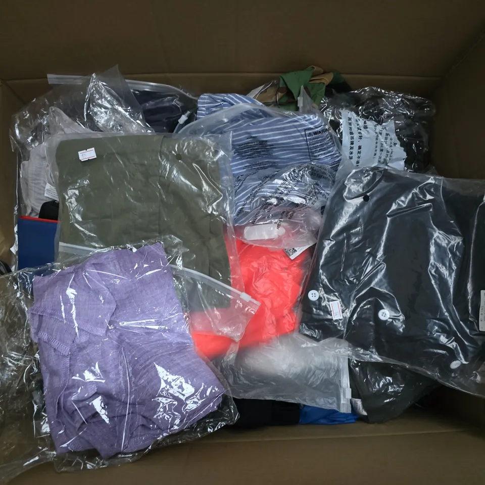 APPROXIMATELY 35 ASSORTED CLOTHING ITEMS IN VARIOUS SIZES, STYLES & COLOURS TO INCLUDE T-SHIRTS, TROUSERS, JEANS, ETC - COLLECTION ONLY